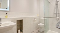 Lihat kamar mandinya, seperti kamar mandi hotel mewah. Tidak ada yang menyangka kalau ini ternyata di dalam bunker. Untuk menginap di sini, harganya sekitar 20 Poundsterling (setara Rp 386 ribu) per orang per malam. (cottages.com)