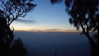 Gunung Bromo masuk dalam wilayah 4 kabupaten, yaitu Probolinggo, Pasuruan, Malang dan Lumajang. Salah satu aktivitas yang digemari turis di sini adalah menikmati suasana pagi (Kurnia/detikTravel)