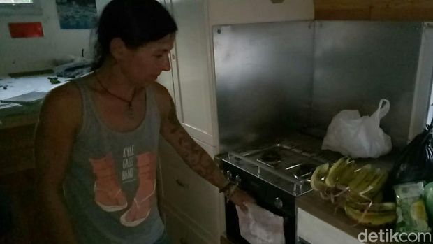 Maria menunjukkan bagian dapur