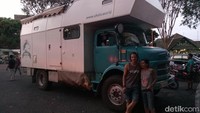 Leander, pemilik truk rumah ini mengaku, sebelum melakukan perjalanan panjang, dirinya membuat sendiri kendaraan tersebut.  Foto: Ardian Fanani