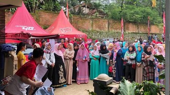 Telkomsel juga secara aktif mengimbau kepada para pelanggan untuk meregistrasikan nomor prabayarnya dengan data sebenar-benarnya yang dimiliki pelanggan untuk menambah kenyamanan pelanggan dalam berkomunikasi. Beginilah antusiasme masyarakat Bogor. Foto: dok. Telkomsel