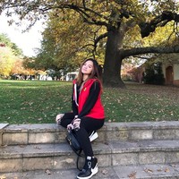 Sporty pakai jaket dan sneakers. Hypebeast generation. Foto: Instagram/@shafaharris