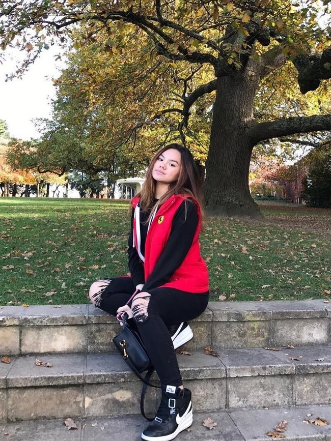 Sporty pakai jaket dan sneakers. Hypebeast generation. Foto: Instagram/@shafaharris