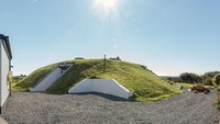 Nama bangunan ini The Bunker. Dar luar penampakannya memang seperti bunker. Dulunya digunakan selama Perang Dunia II, tapi kini sudah disulap jadi hunian mewah yang bisa disewa traveler. (cottages.com)