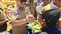 Menyuapi rakyat nasi kuning Selamatan HUT Tagana ke-14 Tahun di Desa Ayah Kebumen, Jateng, tulis pria dengan sapaan Bamsoet ini. Netizen: Begini seharusnya pemimpin. Jangan di saat kampanye aja. Salut buat Anda. Foto: Instagram bambang.soesatyo