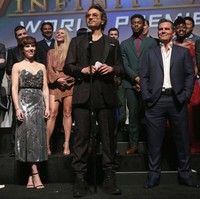 Tentu saja, para bintang utama The Avengers: Infinity War tak melewatkan perhelatan tersebut. Hadir Robert Downey Jr. (Iron Man), Scarlett Johansson (Black Widow), Chris Hemworth (Thor), dan Chadwick Boseman (Black Panther). (Foto: Getty Images)