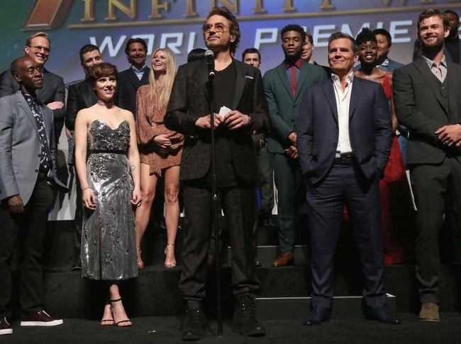 Tentu saja, para bintang utama The Avengers: Infinity War tak melewatkan perhelatan tersebut. Hadir Robert Downey Jr. (Iron Man), Scarlett Johansson (Black Widow), Chris Hemworth (Thor), dan Chadwick Boseman (Black Panther). (Foto: Getty Images)
