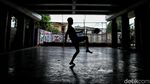 Keceriaan Anak-anak Main Futsal di Kolong Tol Priok