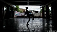Seorang anak tengah memamerkan skill Juggling bola saat bermain futsal di kolong Tol Tanjung Priok, Jakarta Utara, Selasa (24/4/2018).