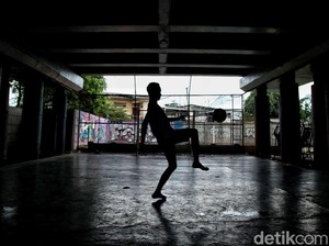 Bertubuh Mini Tak Membatasi Mereka untuk Menggiring Bola