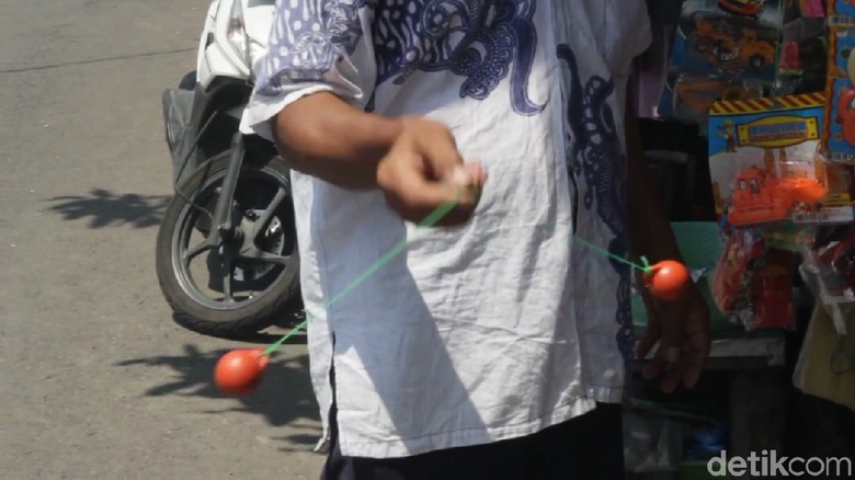 Mainan Lawas Tek tek Kembali Digandrungi di Surabaya Mainan Lawas Tek tek Kembali Digandrungi di Surabaya