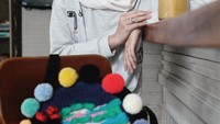 Seperti sedang berada di kafe. Natasha Rizky terlihat sedang menikmati segelas minuman segar. Foto: Instagram @natasharizkynew