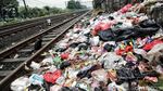 Foto: Sampah Menumpuk di Pinggir Rel Kereta Api