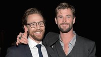 Dan tentunya adik tirinya dalam film Marvel, yakni Tom Hiddleston atau Loki. Charley Gallay/Getty Images for Disney.