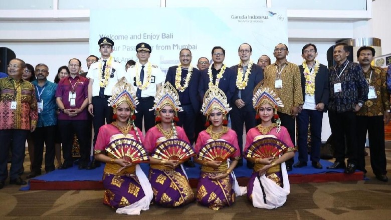 Menteri Pariwisata Arief Yahya bersama jajaran petinggi Garuda Indonesia saat pembukaan rute Denpasar-Mumbai (dok Kemenpar) Menteri Pariwisata Arief Yahya bersama jajaran petinggi Garuda Indonesia saat pembukaan rute Denpasar-Mumbai (dok Kemenpar)