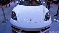 Porsche Boxster tahun 2018 berkelir putih yang elegan. Menggendong mesin 6 silinder berkapasitas 2.0 L, mobil yang mampu mengeluarkan tenaga sampai 256 tk di 6,700 RPM dan torsi maksimum 207 Nm pada 4,500 RPM ini dibanderol Rp 2,1 miliar (off the road). Foto: Ruly Kurniawan
