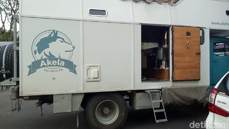 3 bule menjelajah dunia dengan truk caravan (Ardian Fanani/detikTravel) 3 bule menjelajah dunia dengan truk caravan (Ardian Fanani/detikTravel)