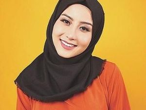 Awkarin Tampil Berhijab, Netizen: Tobat Kak?