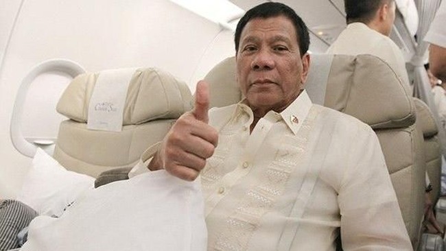 Kontroversi Duterte: Cium Wanita, Tantang Buktikan Tuhan Ada