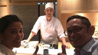 Bersama suaminya, Titi menikmati makan malam di restoran Jepang di Singapura. Wah pose dulu bareng chef  supaya makanannya dibuat makin enak. Foto: instagram @titirajobintang