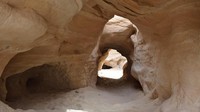 Di Gurun Negev Israel, ada jalan ke lembah dikelilingi oleh tebing merah, ungu, dan coklat. Itulah bagian dari Taman Nasional Timna, pemandangan tandus bebatuan terkikis angin dan air selama ribuan tahun (BBC Travel)