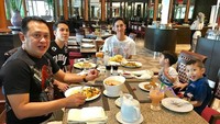 Bersama anak dan cucunya, Bamsoet menikmati sarapan di sebuah hotel di Bangkok. Wah, Thai tea di atas meja terlihat menggoda! Foto: Instagram bambang.soesatyo