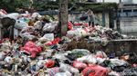Foto: Sampah Menumpuk di Pinggir Rel Kereta Api