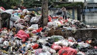 Keberadaan sampah itu salah satunya adalah sumbangsih warga yang kurang kesadarannya untuk membuang sampah pada tempatnya.