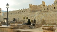 Menjelajah Kota Tua Baku. Industri minyak di Kota Baku meningkat pesat dan menjadikannya sebagai kekuatan industri Rusia (dulu Uni Soviet) dan juga pusat budaya Azerbaijan (CNN Travel)