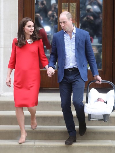 Pangeran William dan Kate Middleton bersama Bayi Mereka yang Baru Lahir. Foto: dok. Getty Images Pangeran William dan Kate Middleton bersama Bayi Mereka yang Baru Lahir. Foto: dok. Getty Images