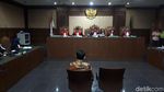 Harap-harap Cemas Deisti Nanti Vonis Novanto: Terpejam dan Gigit Bibir