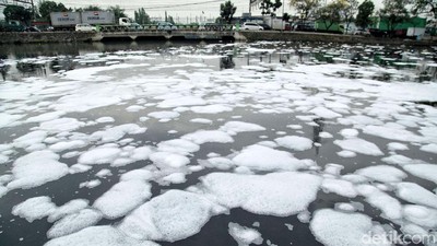 Aduh! Sungai Ancol Penuh Busa