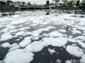 Aduh! Sungai Ancol Penuh Busa