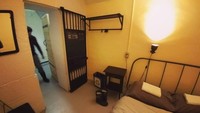 Traveler yang tertarik untuk menginap di ruang sel yang fenomenal ini bisa merogoh kocek sebesar Rp 900 ribuan per malamnya. Kamu tertarik? (maus817/Instagram)