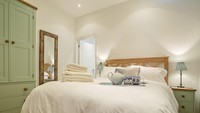 Di dalam The Bunker ada 4 kamar, 2 kamar dengan ranjang berukuran double, sementara sisanya ranjang single. Lokasi The Bunker berada di Sennen, West Cornwall, sekitar 4,5 jam dari London. (cottages.com)