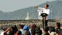 Presiden Jokowi memberikan sambutan saat meninjau Keramba Jaring Apung (KJA). Istimewa/Setkab.