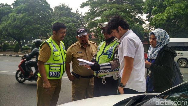 Pengemudi mobil ditindak petugas