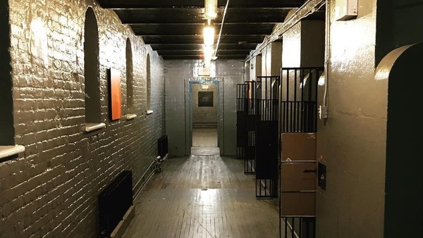 Ottawa Jail Hostel adalah bangunan bekas penjara di Ottawa. Dulunya bangunan ini bernama Carleton County Gaol dan menjadi rumah tahanan tahun 1862-1972. (phantomsofyore/Instagram) Ottawa Jail Hostel adalah bangunan bekas penjara di Ottawa. Dulunya bangunan ini bernama Carleton County Gaol dan menjadi rumah tahanan tahun 1862-1972. (phantomsofyore/Instagram)