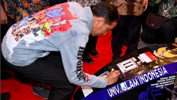Mobil Listrik Mahasiswa yang Dapat Tanda Tangan Jokowi