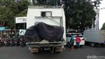 Truk Tua Rasa Rumah untuk Bule Austria Keliling Dunia