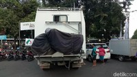Meski tua, truk Mercedes-Benz 911 ini menggendong mesin diesel dengan kapasitas sekitar 5.600 cc bertenaga 130 hp. Tak hanya itu, truk tua ini juga menggunakan penggerak 4 wheel drive. Foto: Ardian Fanani