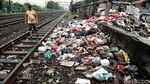 Foto: Sampah Menumpuk di Pinggir Rel Kereta Api