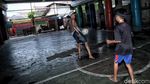 Keceriaan Anak-anak Main Futsal di Kolong Tol Priok