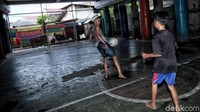 Satu sama lain saling memamerkan skill dengan si kulit bundar.