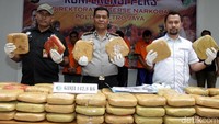 Kabidhumas Polda Metro Jaya  Argo Yuwono (tengah) bersama Wakil Direktur Reserse Narkoba Polda Metro Jaya, AKBP Audie Latuheru dan Kasubdit 1 Ditresnarkoba PMJ AKBP Jean Calvijn Simanjuntak memperlihatkan barang bukti berupa ganja saat rilis di Mapolda Metro Jaya, Selasa (24/4/2018).