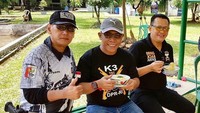 Pria yang hobi menembak ini sedang sarapan mie instan pakai telur sebelum berlatih. Wah, seleranya sama seperti anak kos ya! Foto: Instagram bambang.soesatyo