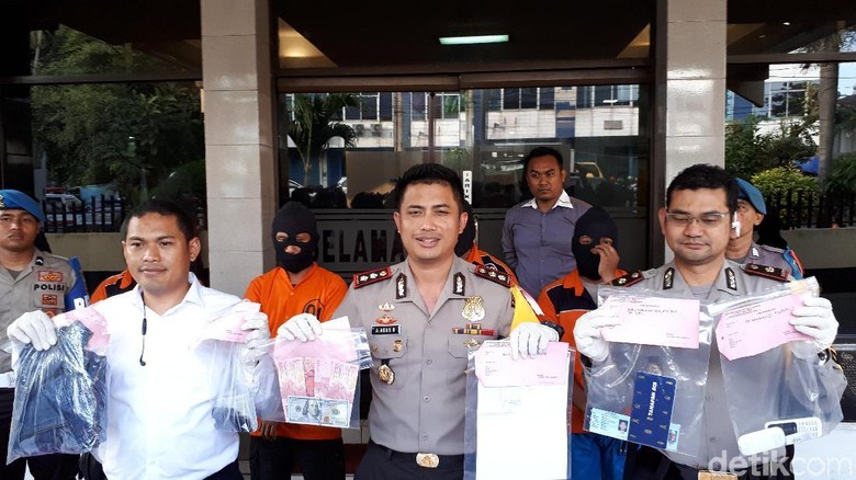 Empat Pelaku Penggandaan Uang Nyaru Tokoh Agama Dibekuk Empat Pelaku Penggandaan Uang Nyaru Tokoh Agama Dibekuk