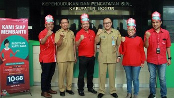 Hadir Direktur Sales Telkomsel Sukardi Silalahi beserta Executive Vice President Telkomsel Area Jabotabek Jabar Ririn Widaryani dan Vice President Sales & Marketing Telkomsel Area Jabotabek Agus Mulyadi saat menyambangi Kantor Dukcapil Kabupaten Bogor. Foto: dok. Telkomsel