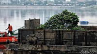 Pasukan Oranye menyusuri waduk untuk membersihkan sampah dan tanaman air.