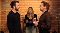 Dibintangi oleh Chris Evans sebagai Captain America, Robert Downey Jr sebagai Iron Man, dan Elizabeth Olsen sebagai Scarlet Witch. Mereka bertiga terlihat tengah merebutkan donat. Gemas, ya? Foto: Istimewa